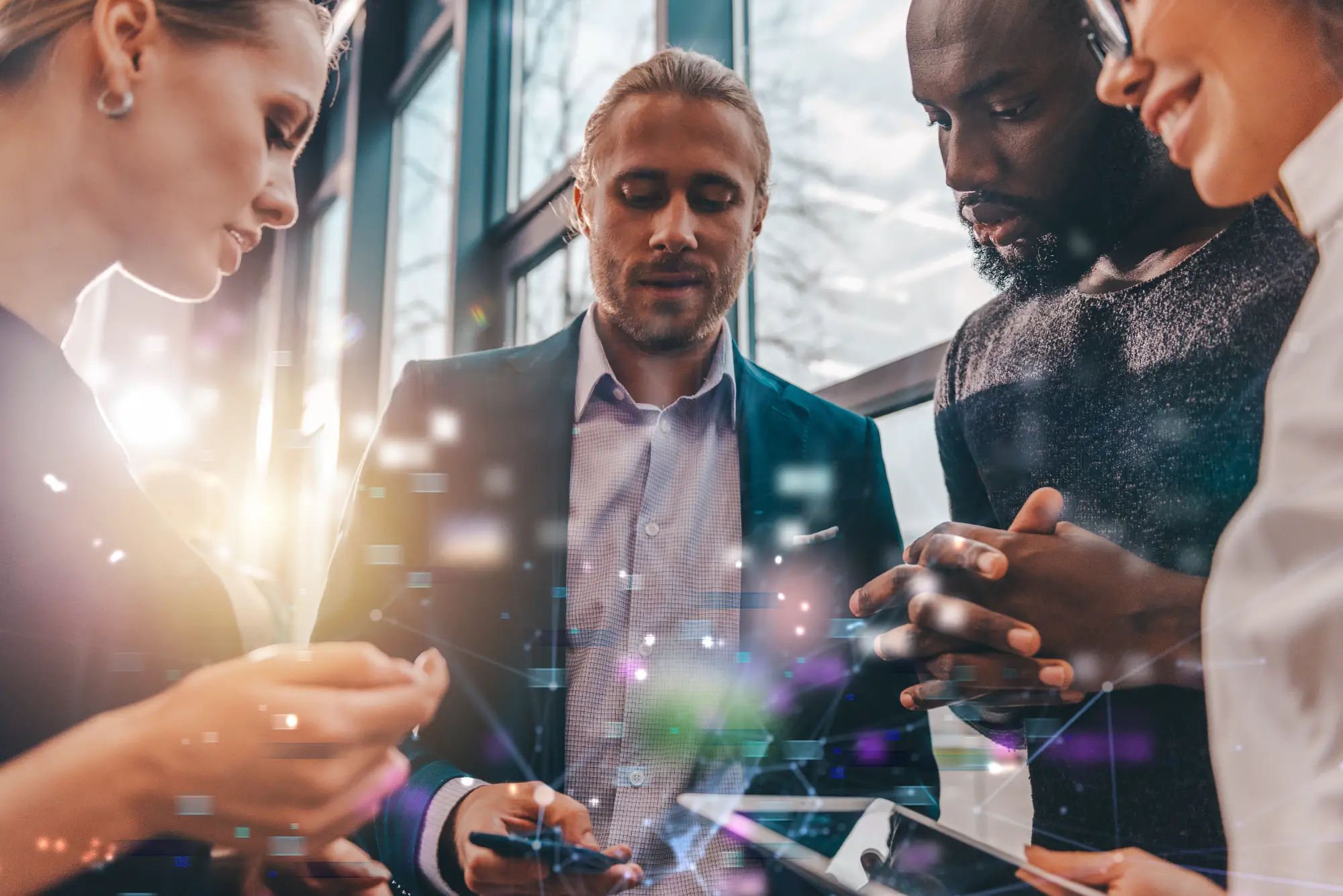 אנשי עסקים מביטים בטלפונים